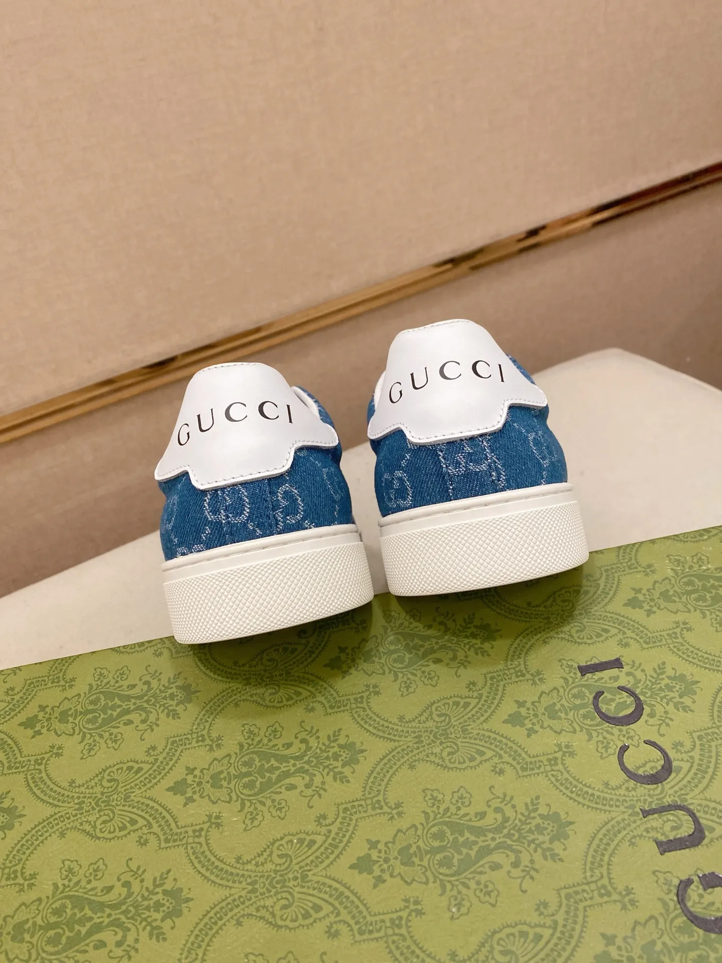 Factory price: 460💰 (GUCCI) The latest model from the official website 🎁🎁Casual and fashionable men's shoes👟, hot style 💥The version is simple and elegant, exclusive for trendy men. Unique official website latest brand elements 👑Gucci original decoration, fashionable and generous, the fabric is original cowhide ✅sheepskin lining, the official website specifies wear-resistant casual outsole, the classic model is taken in kind at the counter🎬38-44 (45 is not returned or exchanged)